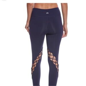 Alo navy blue Entwine yoga leggings in 7/8 length.